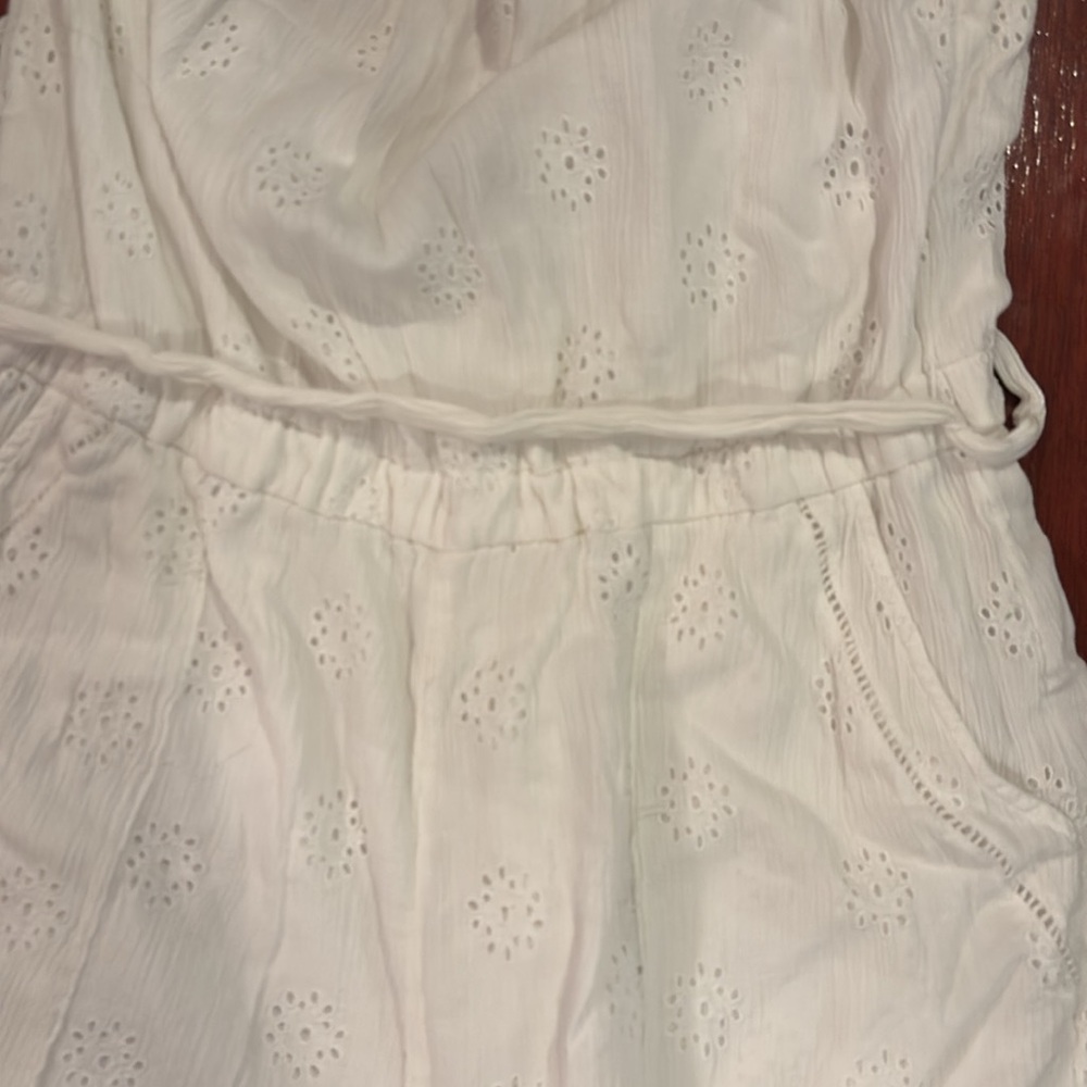 American Eagle Outfitters White Eyelet Women Shorts - Picture 2 of 2